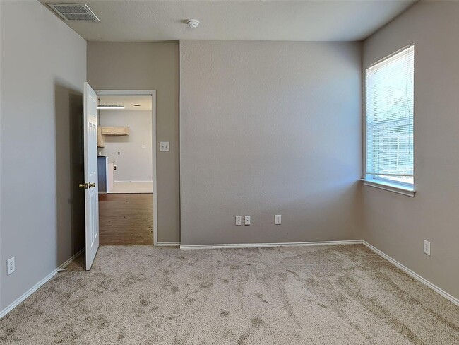 Building Photo - Freshly Updated, Move-In Ready, and Waiting for You!