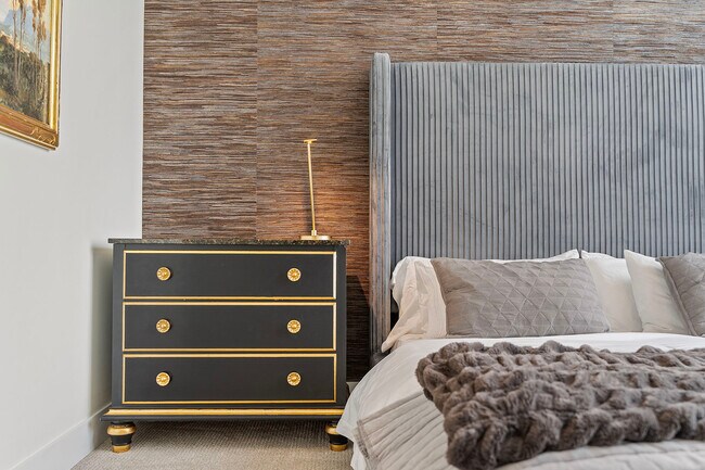 Building Photo - 301 1st St S