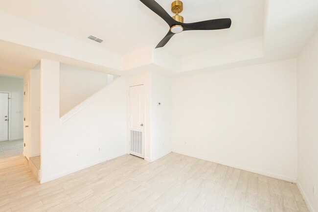 Building Photo - 1000 Ranchway Dr