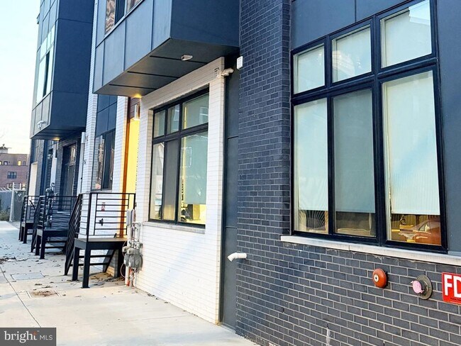 Primary Photo - 1754 N Randolph St