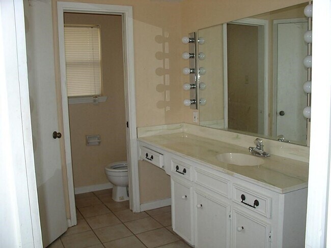 Building Photo - 9026 Petersham Dr