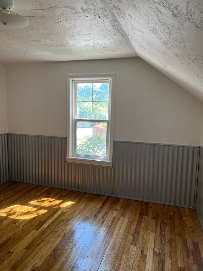 Building Photo - Charming 5 Bed, 2 bath home in the heart o...