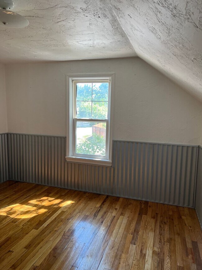 Building Photo - Charming 5 Bed, 2 bath home in the heart of Rexburg with detached 3 CAR GARAGE!!!!