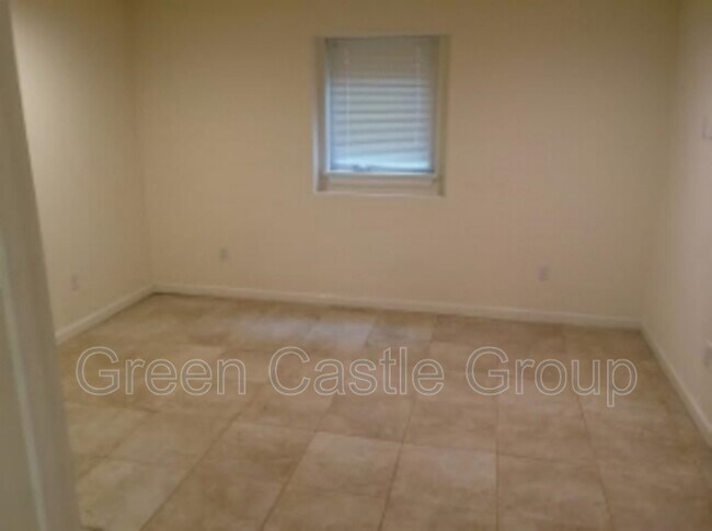 Building Photo - 323-325 College Street, Unit 2