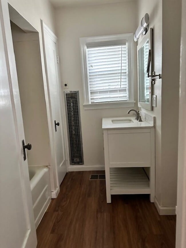 Building Photo - Darling 2 bedroom 1 bath with bonus room