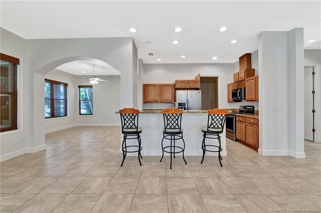 Building Photo - 311 SE Cardinal Way