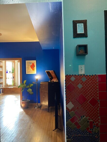 Building Photo - 2628 W Division St