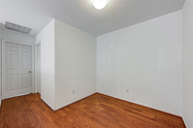 Building Photo - 225 Summerhaze Cir