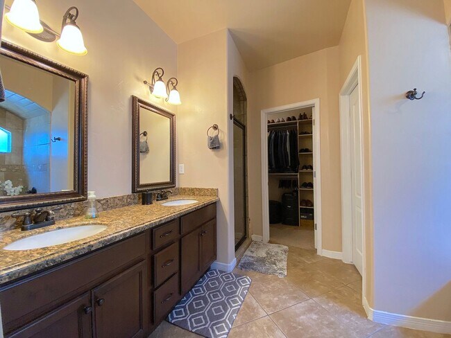 Building Photo - Northeast El Paso 3bed Refrig A/C