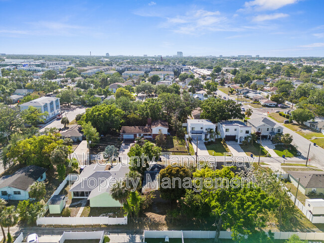Building Photo - 905 N Newport Ave