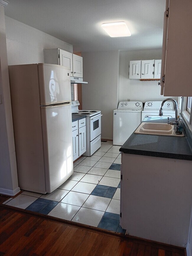 Building Photo - 3 BR Belmont Home with Fenced in Yard!