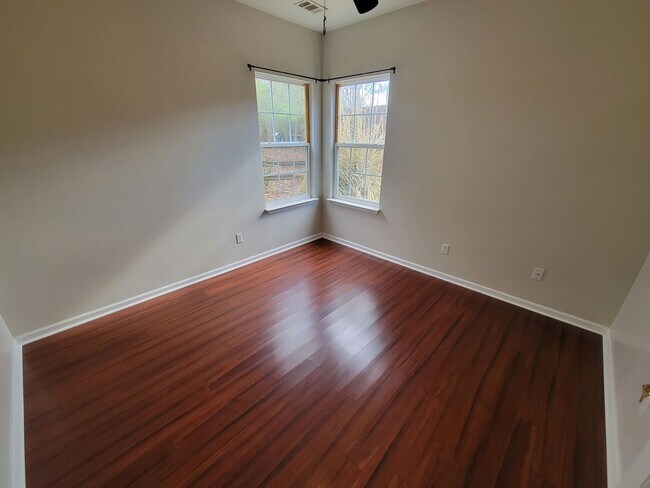 Building Photo - 4 Bedroom, 2.5 Bath Home Available in Hammett Grove Neighborhood