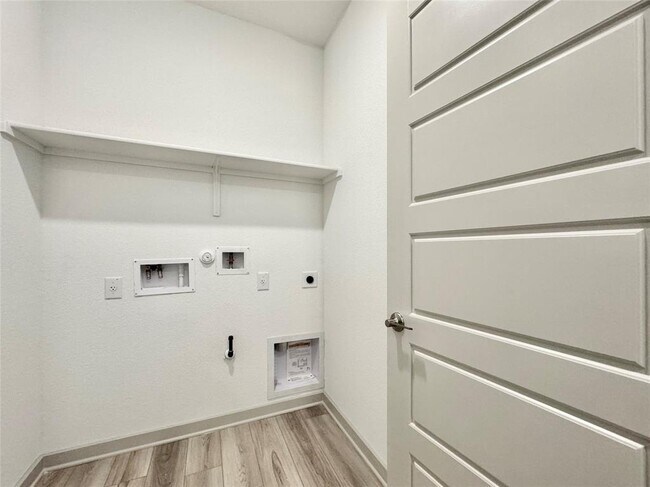 Building Photo - 500 Deerpath St