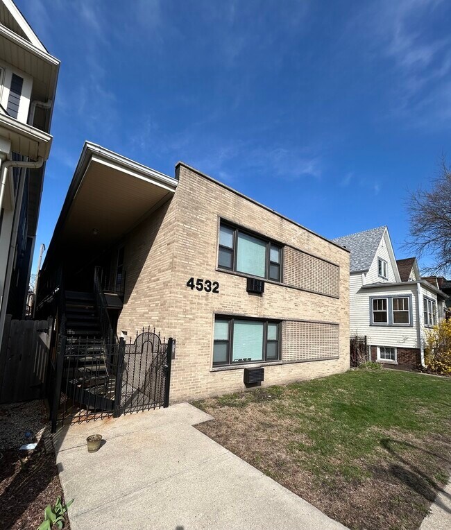 Primary Photo - 4532 N Claremont Ave