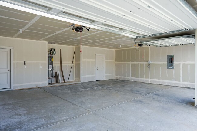 Building Photo - 3 bedroom 2 bath -3 car garage!