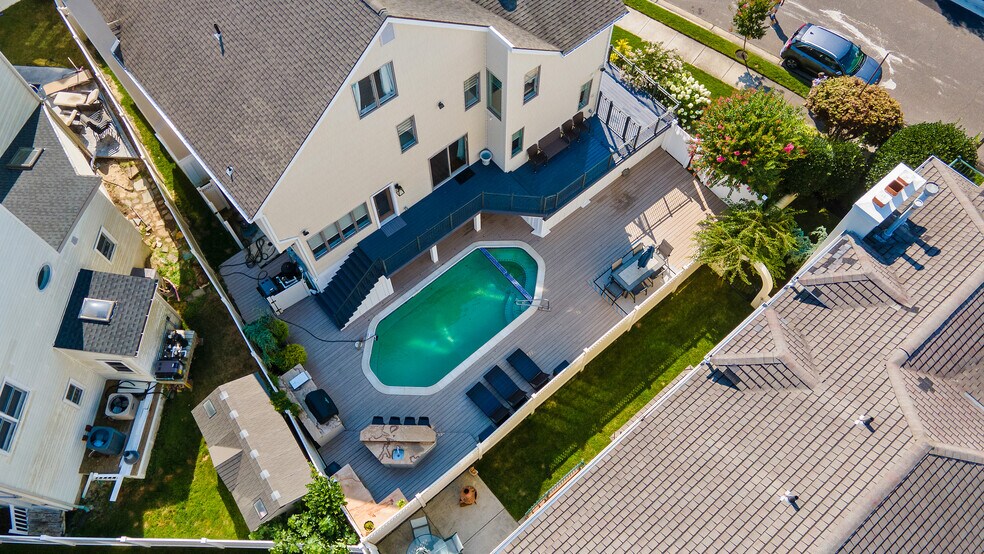 Building Photo - 7600 Bayshore Dr