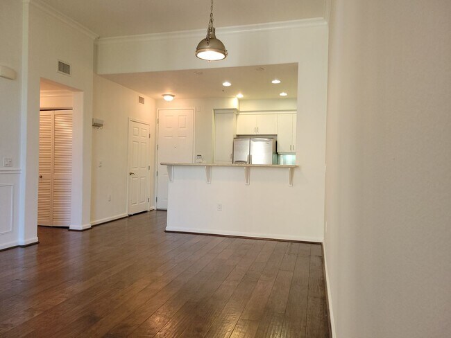Building Photo - High End Condo on Top floor: High Ceilings...