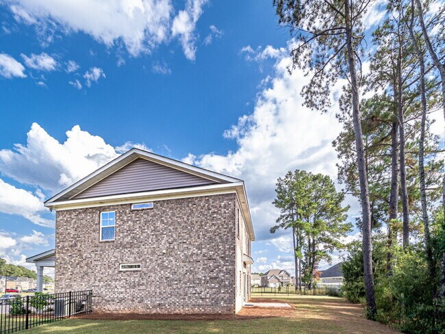 Building Photo - Like new and available now!