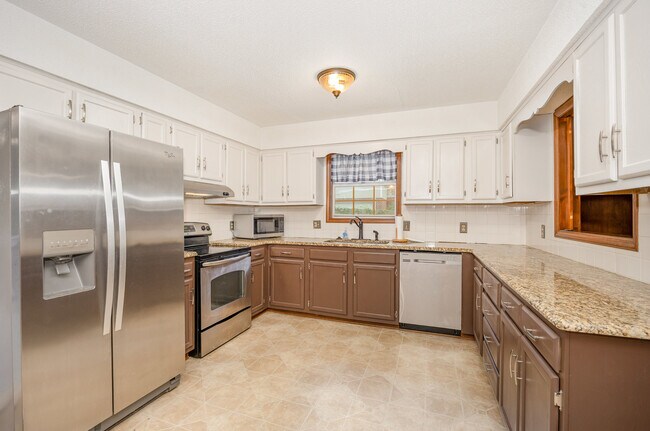 Building Photo - 229 Creekwood Dr