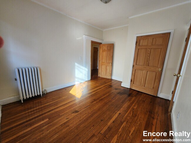 Building Photo - 248 Kelton St