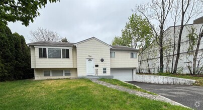 Building Photo - 5 Elm St