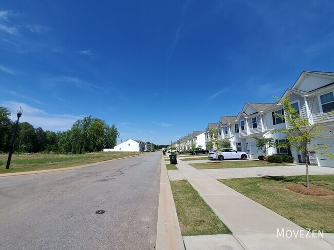 Building Photo - 12 Fernhill Ln
