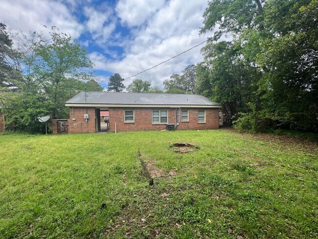 Building Photo - 3 bedroom 1 bathroom single level home