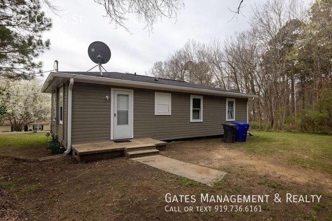 Building Photo - 671 Cedar St