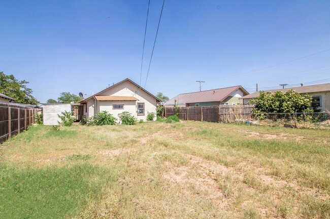 Building Photo - 2 bedroom 1 bathroom house in Slaton!