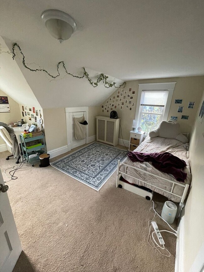 Building Photo - Two Bedroom apartment near engineering and...