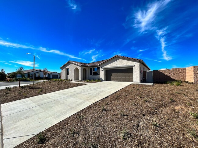 Building Photo - Single Story 4 bedroom 3 bathroom home loc...