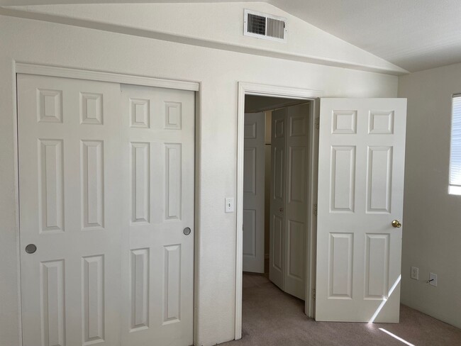 Building Photo - Very Nice 2 bedroom 1.5 Bath Townhome