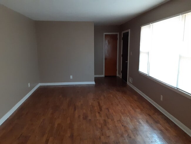 Building Photo - 3 Bedroom 2 Bath located in Oxford