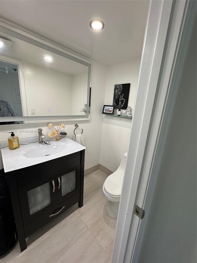 Building Photo - 540 Brickell Key Dr