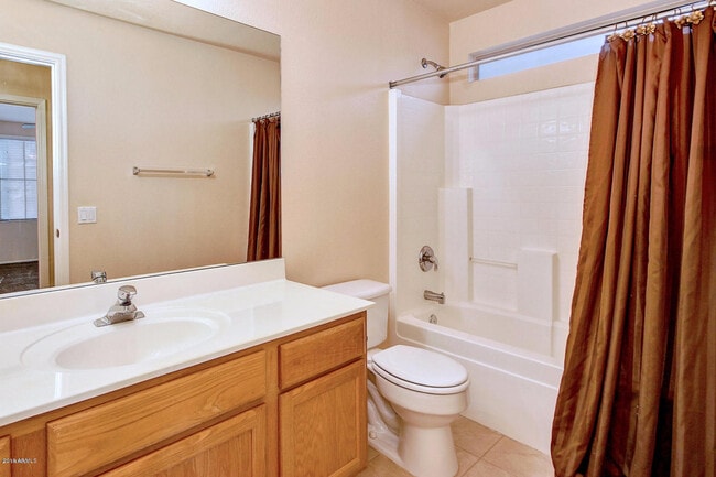 Building Photo - 886 W Bruce Ave