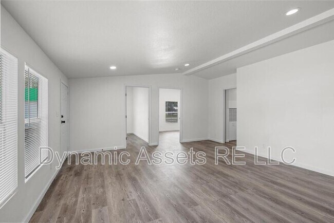 Building Photo - 403 N Walnut St