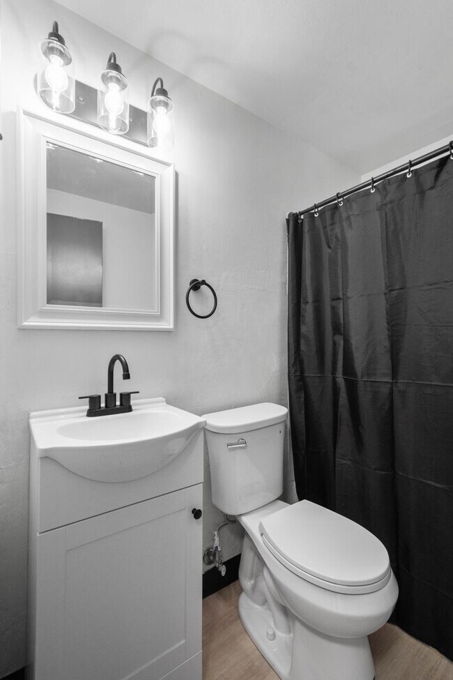 Building Photo - Charming 2 bedroom home in McKees Rocks available May 1!