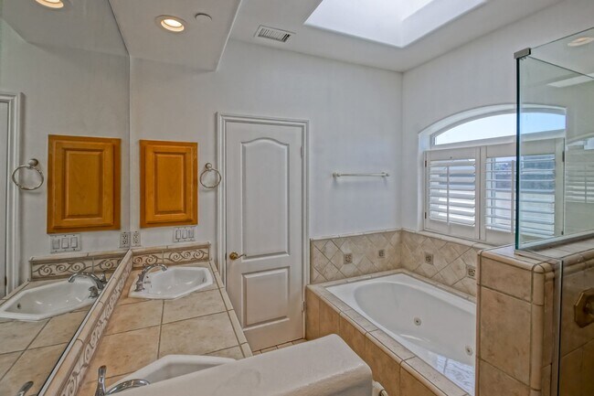 Building Photo - VERY BRIGHT, SPACIOUS & AIRY GOLDEN HILLS ...