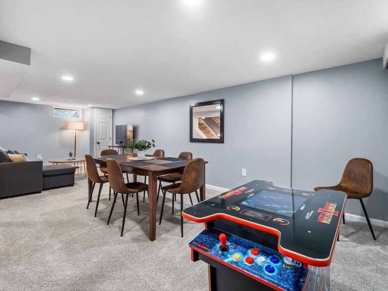 Building Photo - 1906 N Leavitt Rd