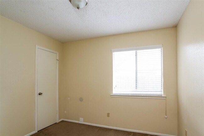 Building Photo - 1526 Rushworth Dr