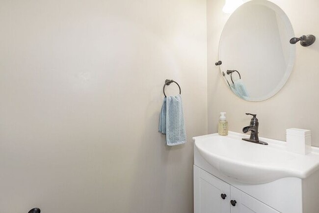 Building Photo - Beautiful updated home in West Carmel!
