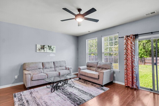 Building Photo - Beautiful & Bright 5BR Home with Large Bac...