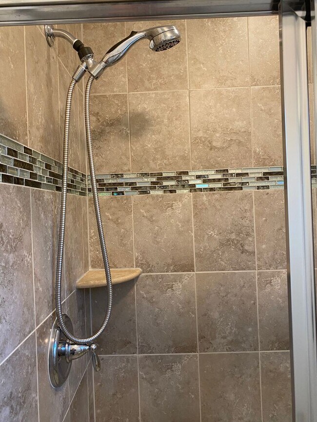 Building Photo - -- AVAILABLE MAY 8TH -- 3 BR / 3.5 BA End Unit Townhome, Available May 8th!