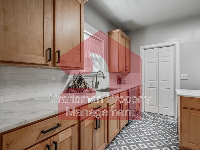 Building Photo - 1501 Gladstone Terrace