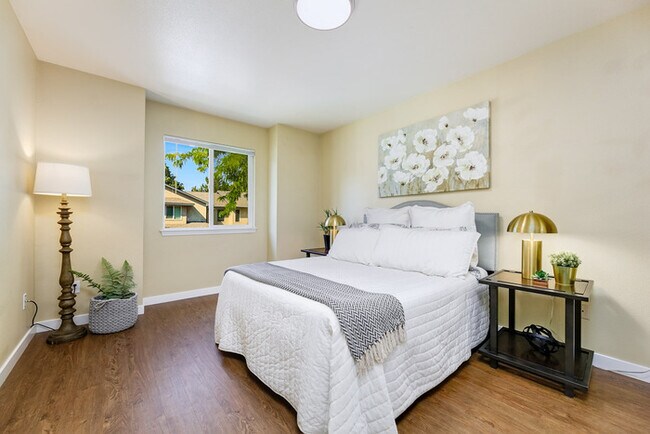 Building Photo - 3 Bed 2.5 Bath Townhome in Prime Boise Location!