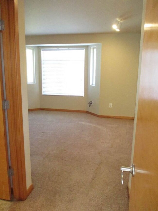 Building Photo - 2 Bedrooms 2.5 bath Townhome in Tacoma