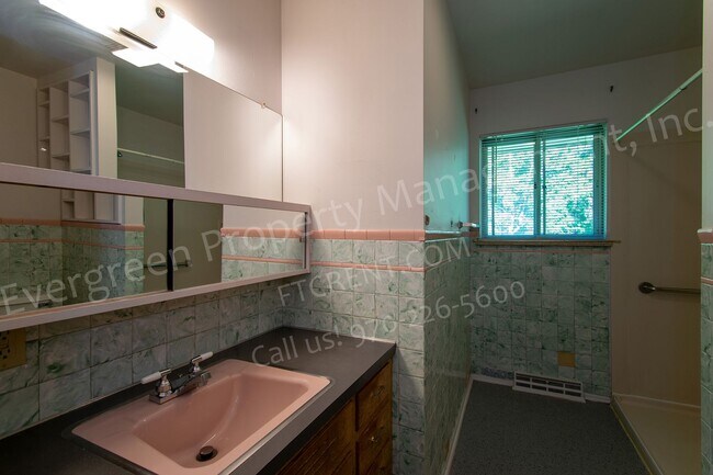 Building Photo - 1117 Fairview Dr