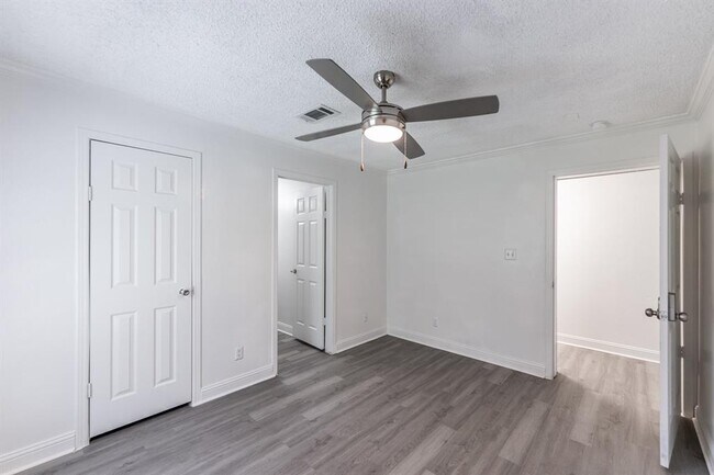 Building Photo - 132 Varsity Cir