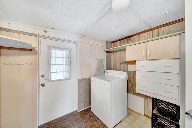 Building Photo - 346 Maple St