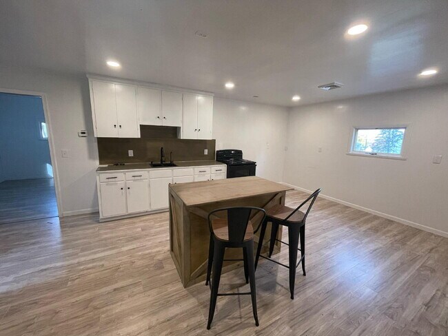 Building Photo - Charming 3-Bed Back House Retreat in Dalmatia, PA – Cozy Comfort Awaits!